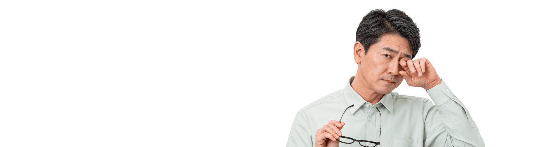 안경을 고쳐 쓰며 흐릿한 시야에 불편을 느끼는 사람