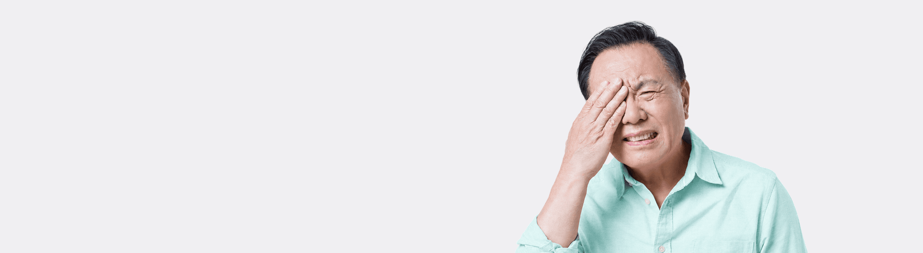 눈 충혈과 통증으로 한쪽 눈을 가리고 불편을 느끼는 사람