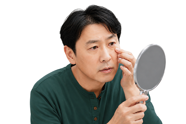 갑작스러운 시야 변화로 한쪽 눈을 비비며 불편을 느끼는 사람